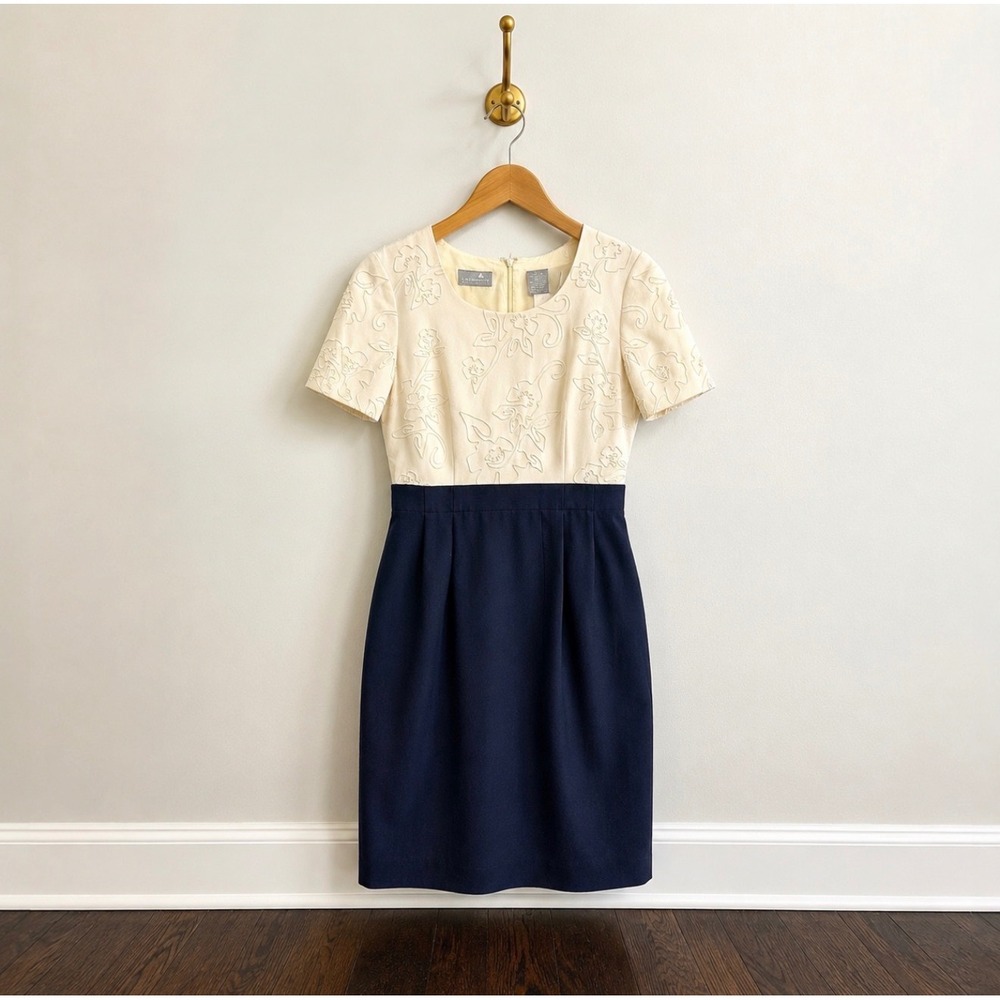 Liz Claiborne Petite Dress 10 Cream Navy Blue Floral Embroidered Sheath Short Sl